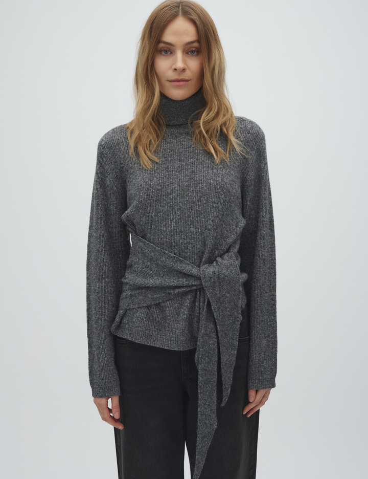 MBYM ROLLKRAGEN PULLOVER