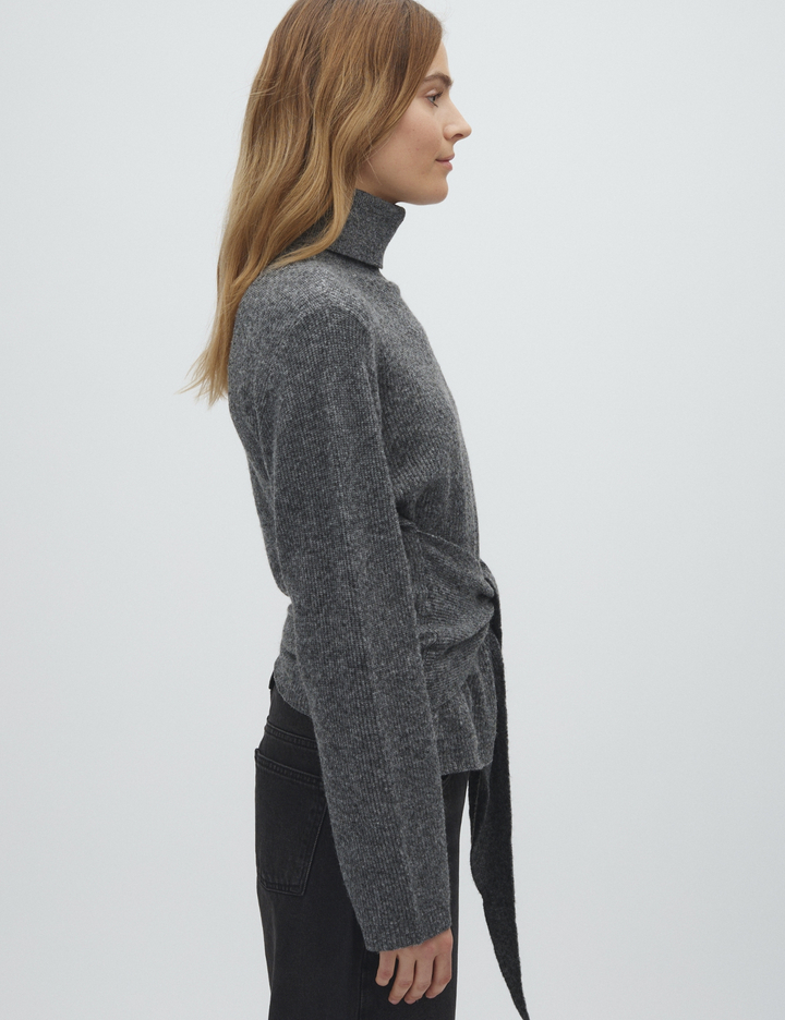 MBYM ROLLKRAGEN PULLOVER