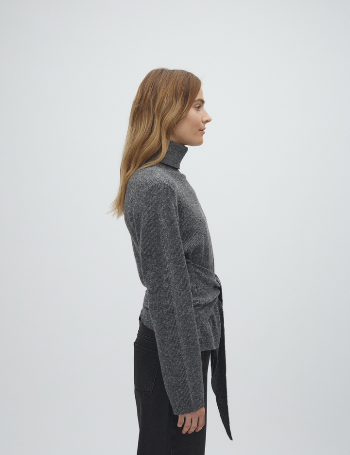 MBYM ROLLKRAGEN PULLOVER