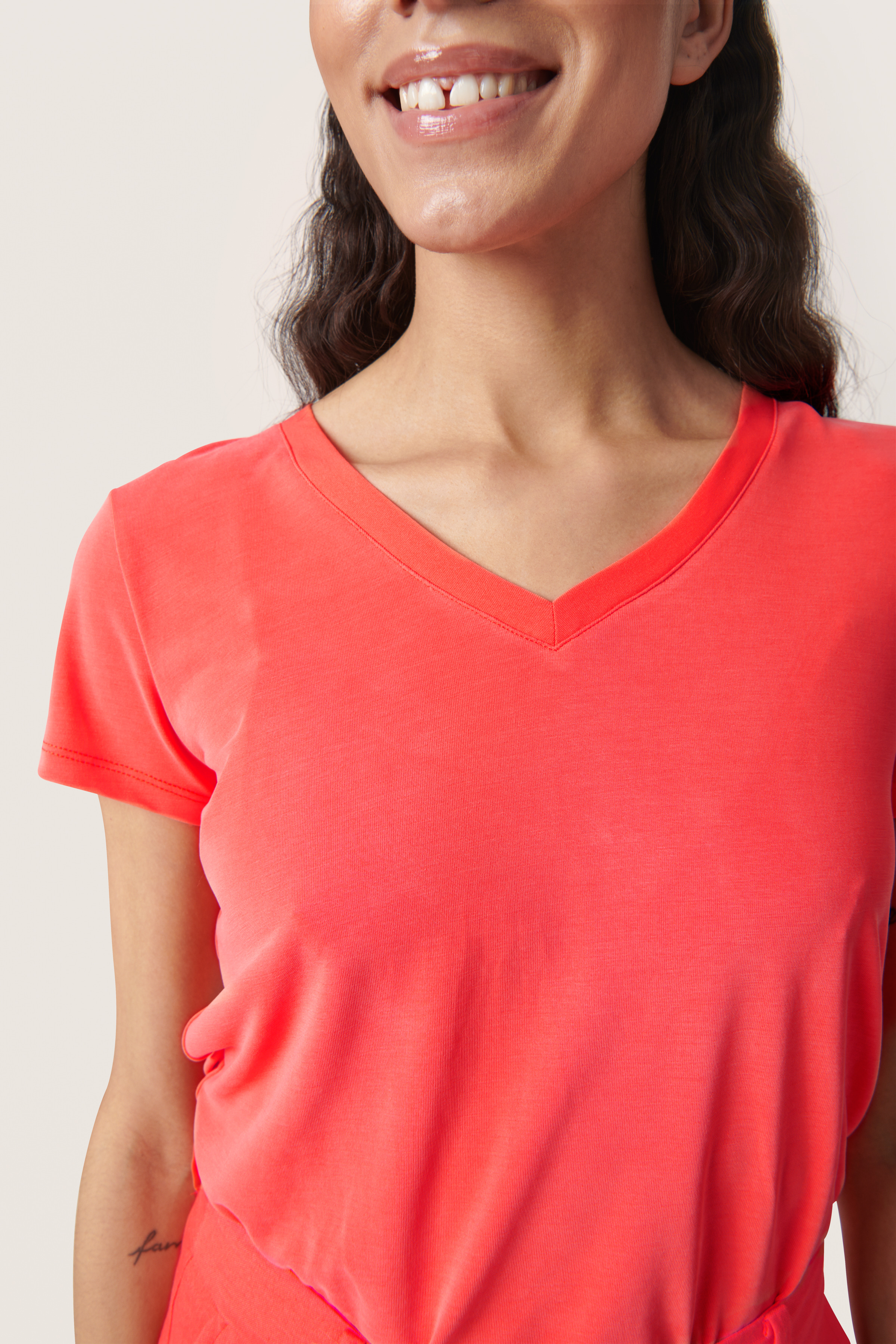 SOAEKD T-SHIRT V-NECK